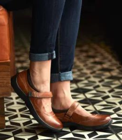 El calzado adecuado sirve para proteger los pies de las personas con diabetes