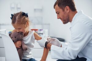 Equipo médico atendiendo a una paciente