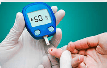 Glucómetro marcando un nivel bajo de glucosa (hipoglucemia)