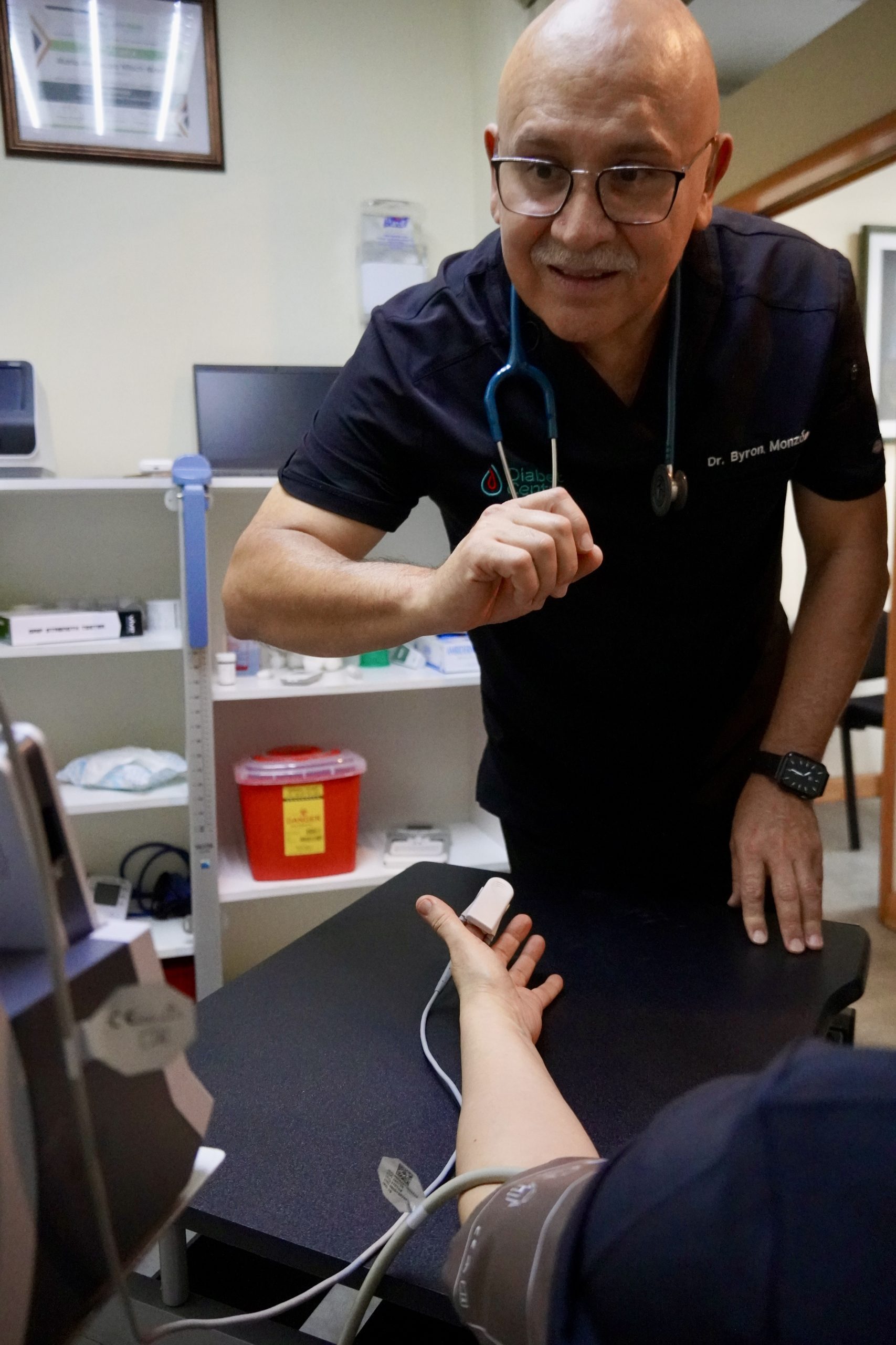 El Dr. Byron Monzón examina a un paciente en la consulta de Diabetcentro