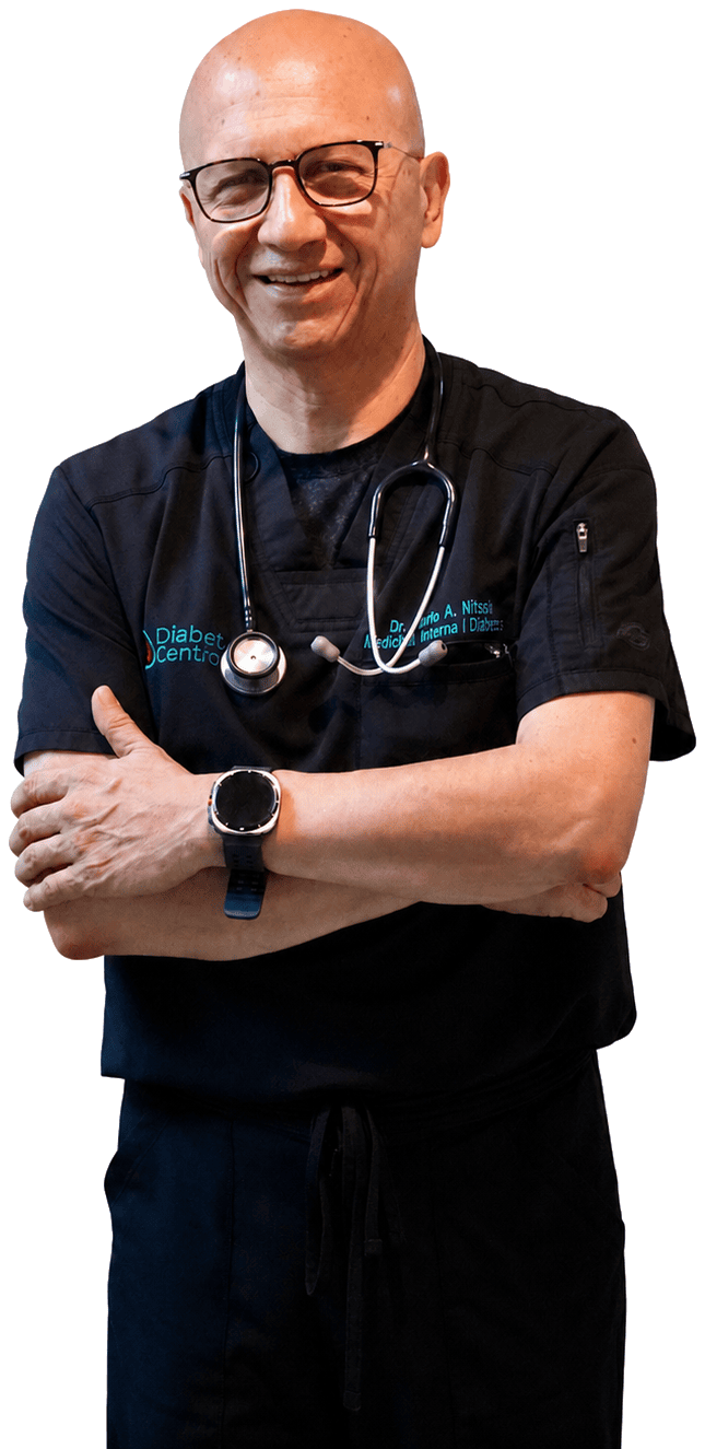 El Dr. Alejandro Nitsis, médico especialista en diabetes de Diabetcentro, con estetoscopio