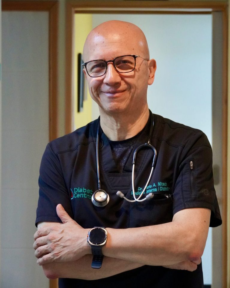 El Dr. Mario Alejandro Nitsch Montiel, cofundador del Instituto Diabetcentro, en la clínica